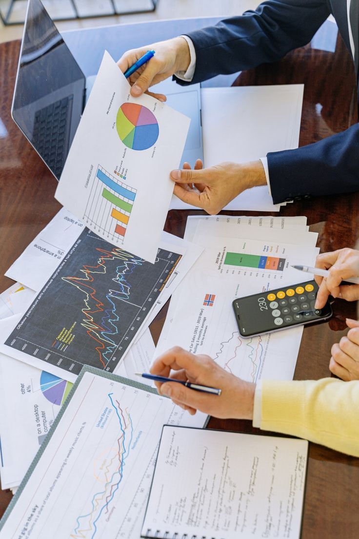 Equipo contable revisando reportes financieros